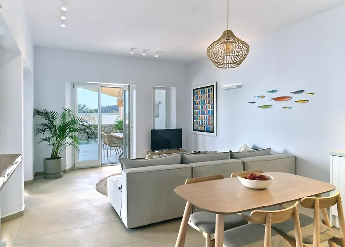 Private Luxury Scarlet Beachfront Villa, Molos, Paros Vila